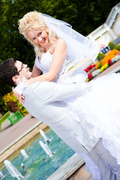 Happy groom and bride in a sunny summer park — Stock Photo, Image