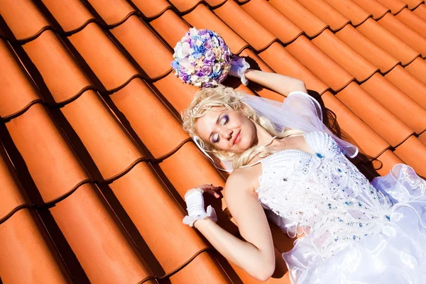 Beautiful bride on tile roof — Stock Photo, Image