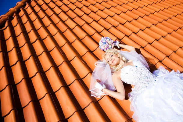 Hermosa novia en el techo de azulejos — Foto de Stock