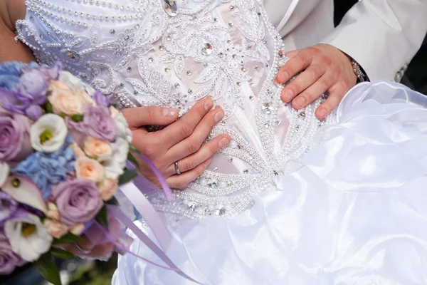 Händerna på brudgummen försiktigt embracing brudars midja — Stockfoto