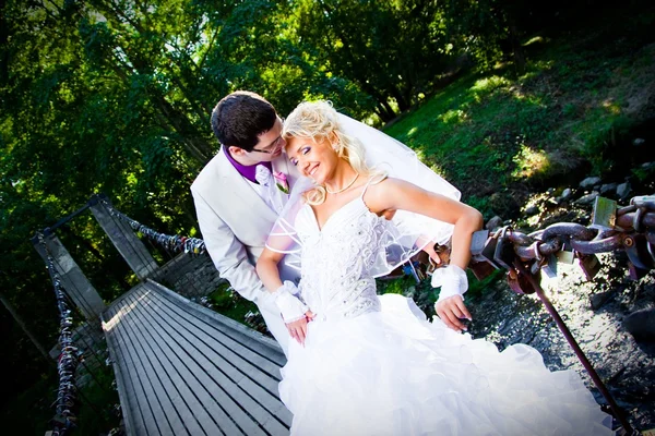 Noivo feliz e noiva na ponte — Fotografia de Stock