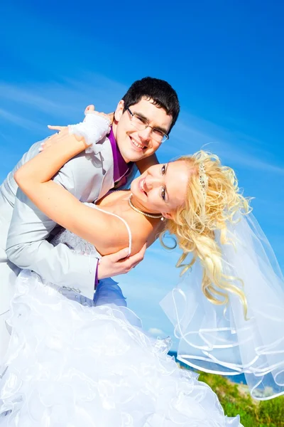 Счастливый жених и невеста на морском побережье — стоковое фото