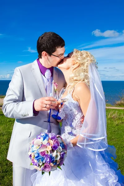 Noivo feliz e noiva em uma costa do mar — Fotografia de Stock