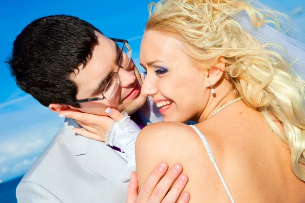 Šťastný ženich a nevěsta na pobřeží moře — Stock fotografie