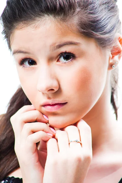 Портрет красивої дівчини-підлітка на ізольованому білому — стокове фото