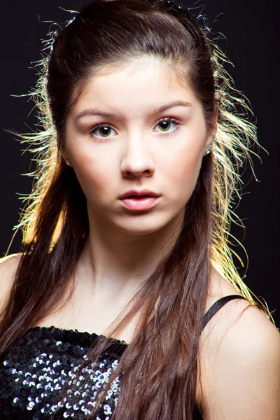 Mooie tiener meisje met lange donkere haren op zwart — Stockfoto