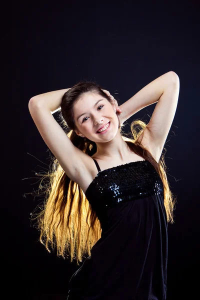 Cute tiener meisje met mooie lange donkere haren op zwart — Stockfoto