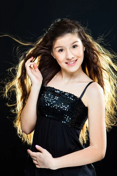 Menina adolescente com belo longo cabelo escuro em preto — Fotografia de Stock