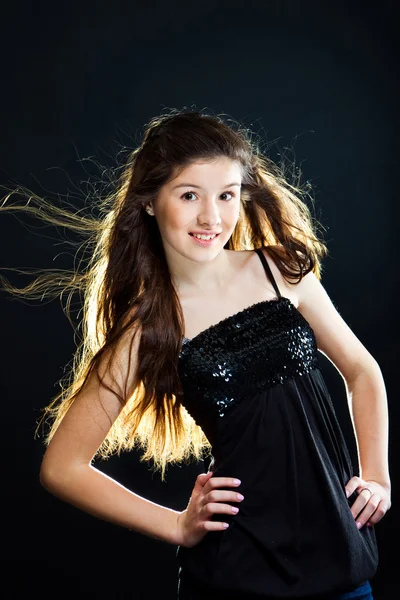 Menina adolescente bonito com belo longo cabelo escuro em preto — Fotografia de Stock