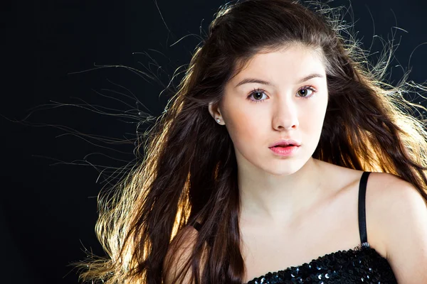 黒の美しい長い黒い髪とかわいい 10 代の女の子 — ストック写真