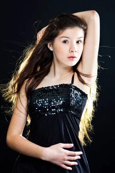 Menina adolescente bonito com belo longo cabelo escuro em preto — Fotografia de Stock