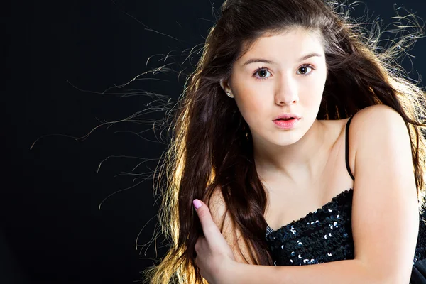 Милая девочка-подросток с красивыми длинными темными волосами на черном — стоковое фото