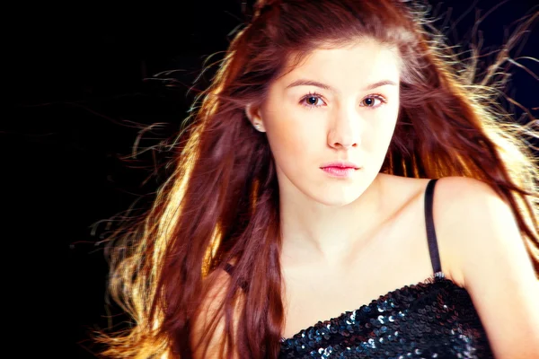 Linda chica adolescente con hermoso pelo largo y rojo en negro —  Fotos de Stock