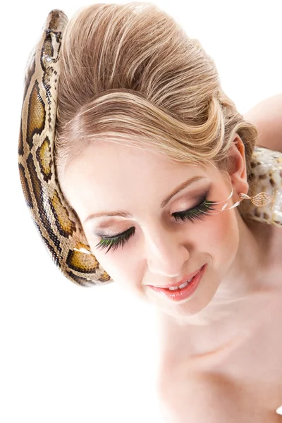 Krásná žena, držící Pythonu na izolované bílá — Stock fotografie
