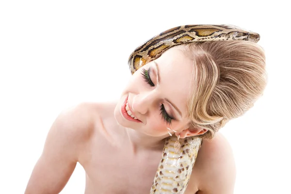 Schöne Frau hält Python auf isoliertem Weiß — Stockfoto