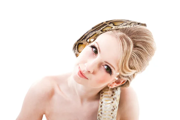 Piękna kobieta trzyma Pythona na na białym tle biały — Zdjęcie stockowe