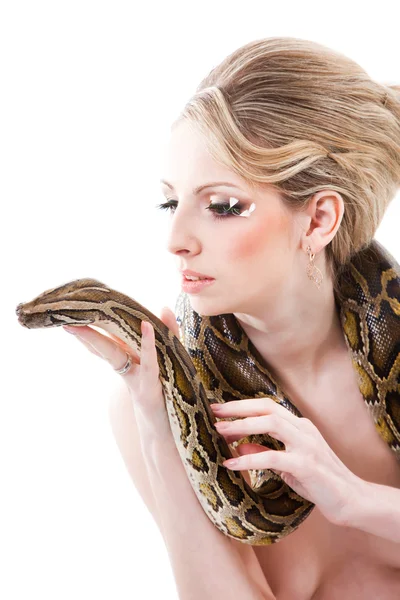 Schöne Frau hält Python auf isoliertem Weiß — Stockfoto