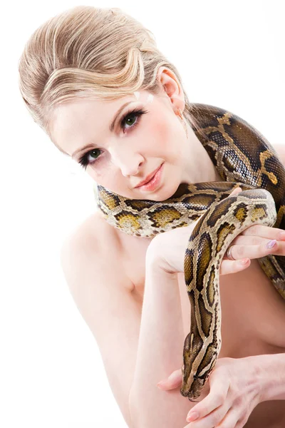 Mooie vrouw met python op geïsoleerde Wit — Stockfoto