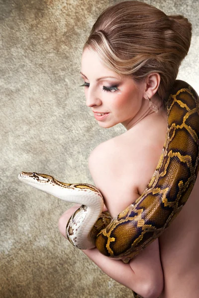Attraktiv naken blond kvinna med python på grå — Stockfoto