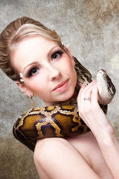 Attraktive nackte blonde Frau mit Python auf grau — Stockfoto