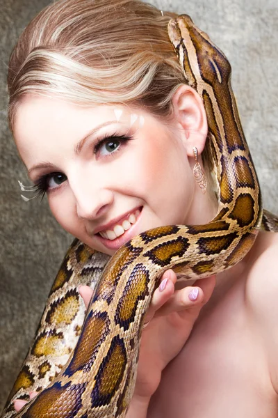 Vonzó szőke meztelen nő python a szürke — Stock Fotó