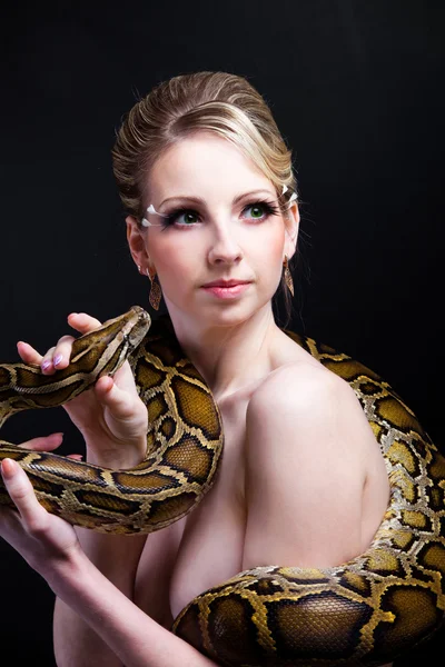Atraktivní nahá blondýnka s python na černém pozadí — Stock fotografie