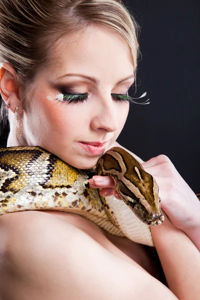 Ελκυστική γυμνό ξανθιά γυναίκα με python σε μαύρο — Φωτογραφία Αρχείου