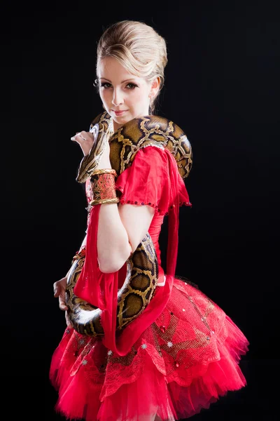 Python 在黑色与红色景区穿裙子的漂亮芭蕾舞女演员女孩 — 图库照片