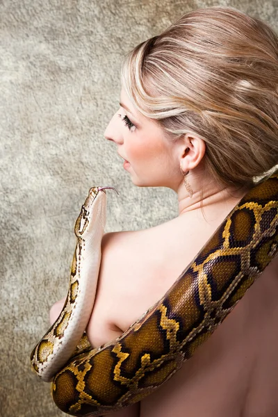 회색에 python과 함께 매력적인 누드 금발 여자 — 스톡 사진