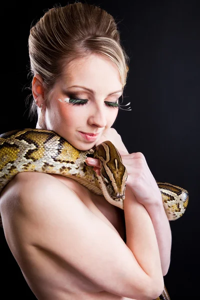魅力的な金髪の裸婦 》 黒の python — ストック写真