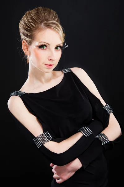 Красивая женщина в модном черном платье — стоковое фото