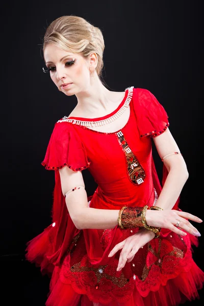Hermosa bailarina con tutú rojo posando sobre negro — Foto de Stock