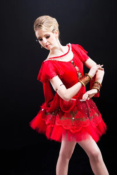 बैलेरिना अलग काले पर खड़े लाल ट्यूटू पहने हुए — स्टॉक फ़ोटो, इमेज