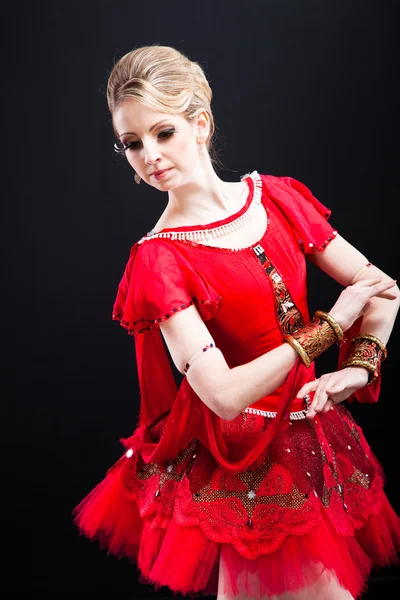 Visel piros szoknyában pózol a fekete balerina — Stock Fotó