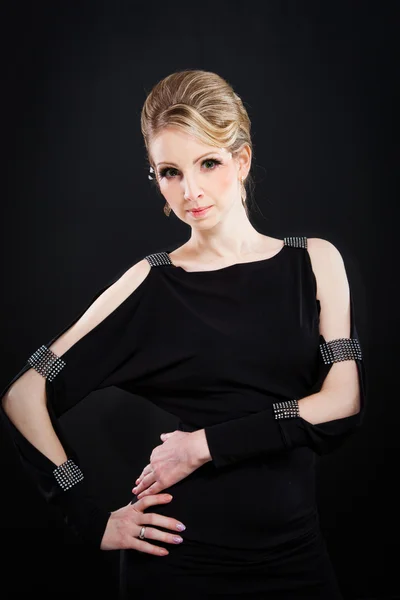 ファッショナブルな黒のドレスで美しい女性 — ストック写真