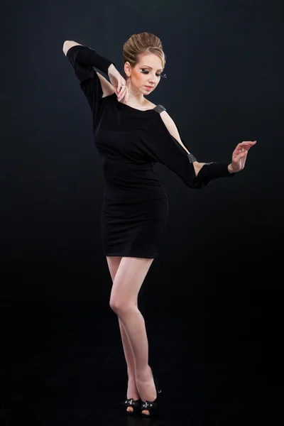 Mulher bonita em um vestido preto na moda — Fotografia de Stock