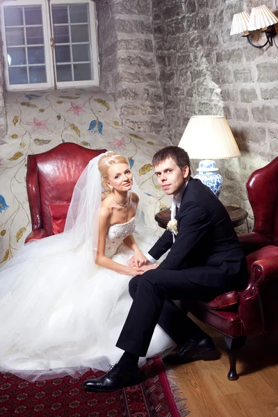Mooie bruidegom en de bruid in interieur — Stockfoto