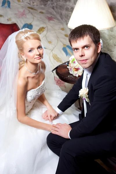 Bello sposo e sposa in interni — Foto Stock