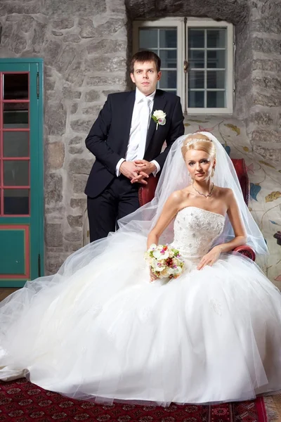 Красивый жених и невеста в интерьере — стоковое фото