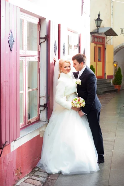 Schöner Bräutigam und die Braut auf der Straße der Altstadt — Stockfoto