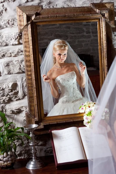 鏡の前で白の美しい花嫁 — ストック写真