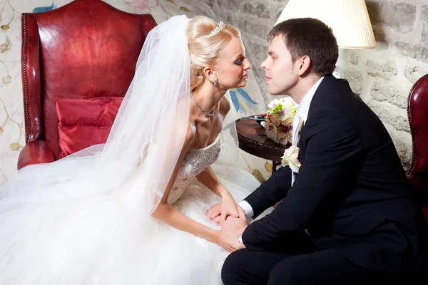 Schöner Bräutigam und Braut küssen sich im alten Interieur — Stockfoto