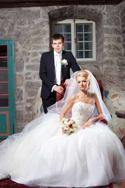 Красивый жених и невеста в интерьере — стоковое фото