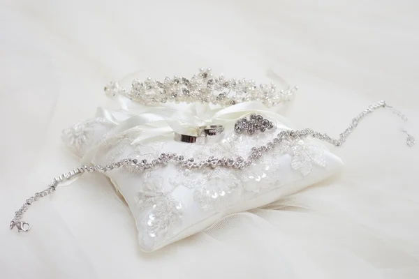 Accessori personali di sposa su cuscino bianco — Foto Stock