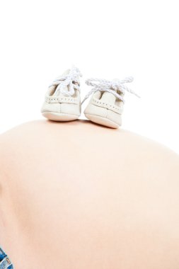 Karın hamile kadının izole beyaz küçük botlar ile