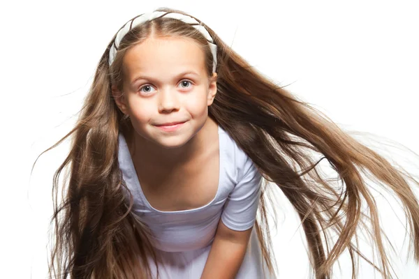 Krásná dívka s dlouhými blonďatými vlasy, izolované na bílém — Stock fotografie