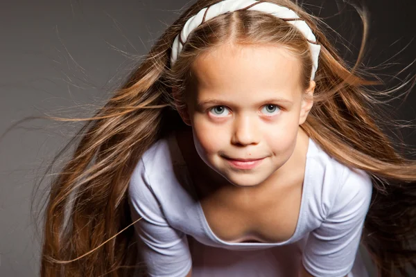 Menina bonita com longos cabelos loiros em cinza — Fotografia de Stock