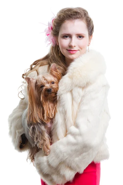 Flickan i rött med yorkshire terrier på isolerade vit — Stockfoto
