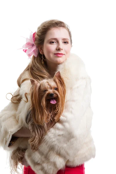 Menina em vermelho com yorkshire terrier em branco isolado — Fotografia de Stock