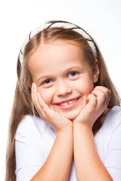 Menina feliz bonita com longos cabelos loiros em branco isolado — Fotografia de Stock